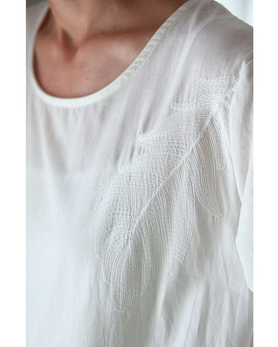 柔らかく羽刺繍が浮かぶミディアムワンピース(インナー付き)