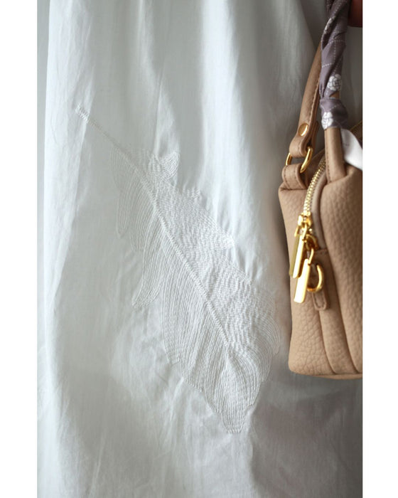 柔らかく羽刺繍が浮かぶミディアムワンピース(インナー付き)