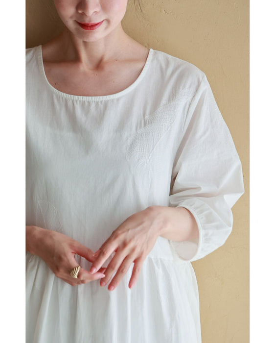 柔らかく羽刺繍が浮かぶミディアムワンピース(インナー付き)