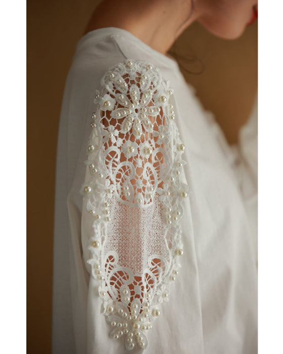 パールの粒を添えたレース窓スリーブのカットソートップス