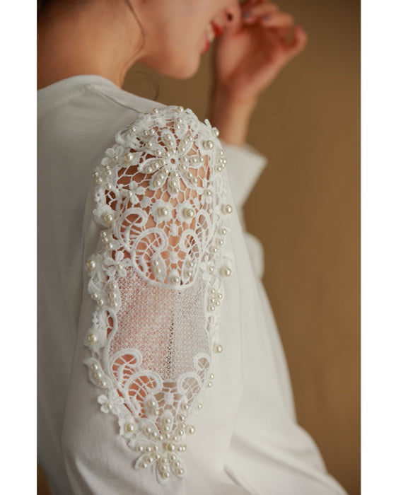 パールの粒を添えたレース窓スリーブのカットソートップス