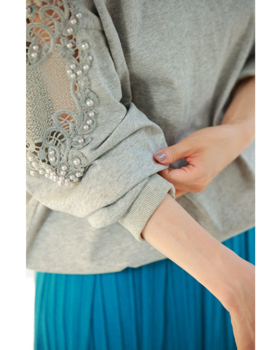 パールの粒を添えたレース窓スリーブのカットソートップス