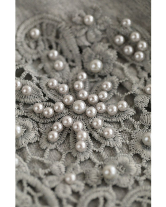 パールの粒を添えたレース窓スリーブのカットソートップス