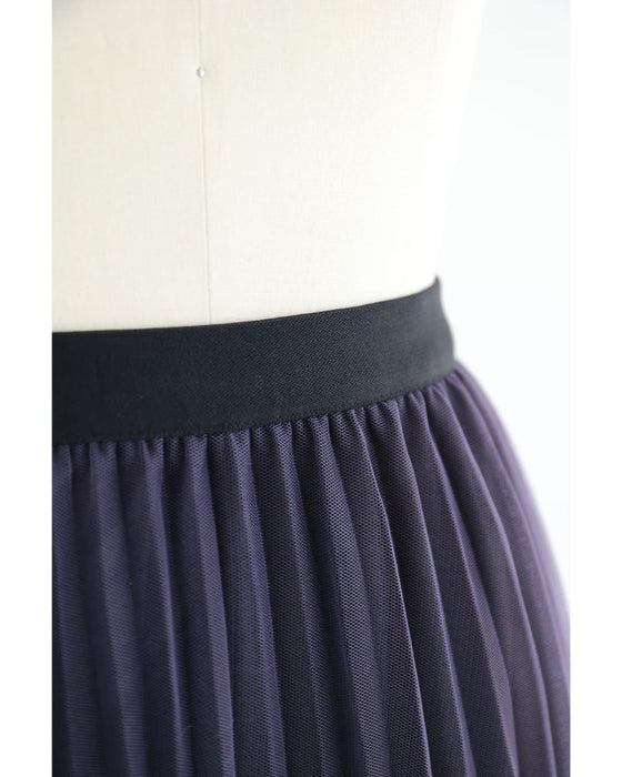 街並み浮かぶシアープリーツミディアムスカート
