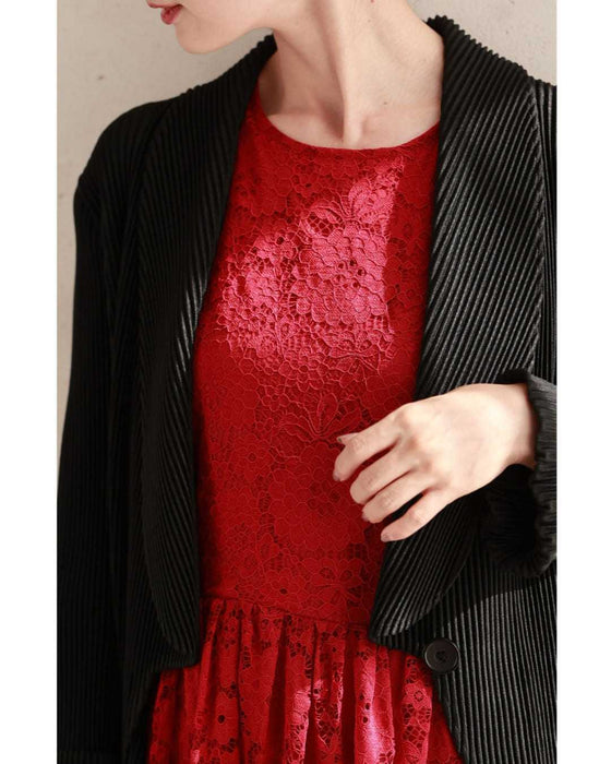 A long dress made entirely of lace and featuring a red dahlia (with belt)