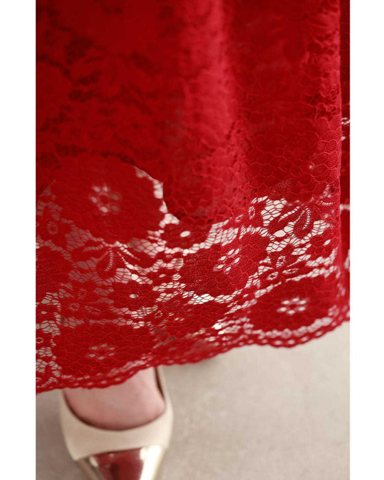 A long dress made entirely of lace and featuring a red dahlia (with belt)