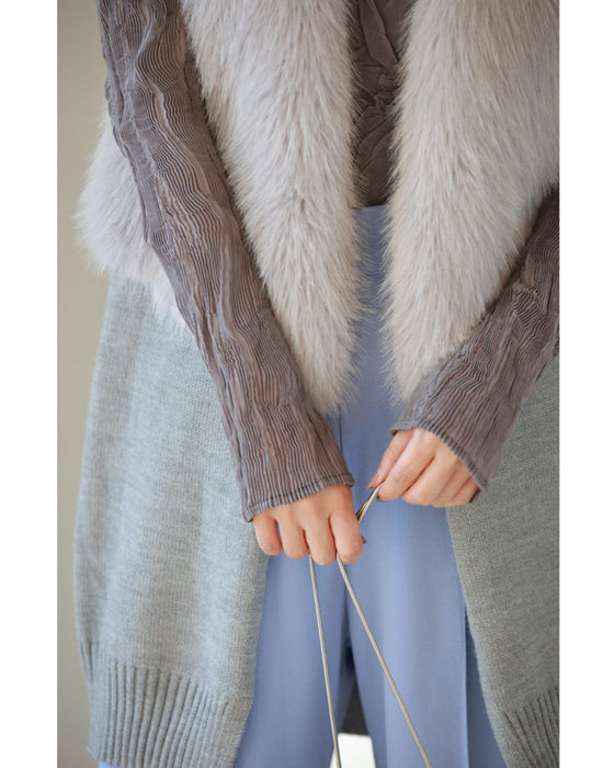 インナー使いにオススメ。花レリーフシアーカットソートップス