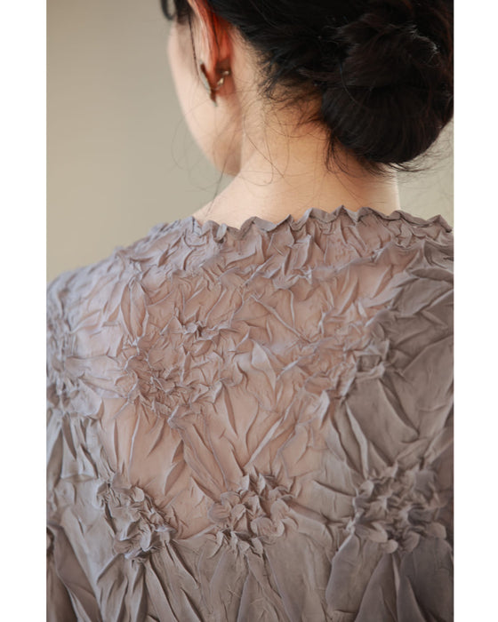 インナー使いにオススメ。花レリーフシアーカットソートップス