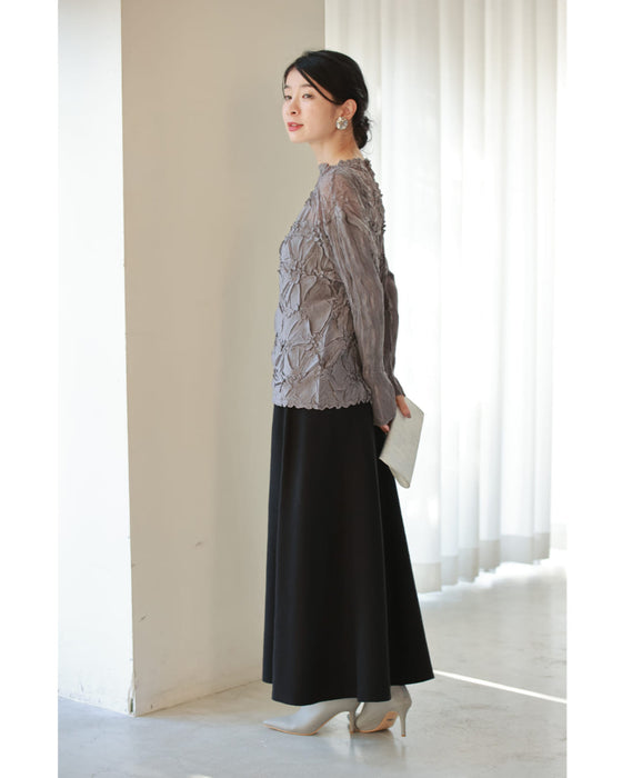 インナー使いにオススメ。花レリーフシアーカットソートップス