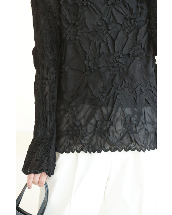 インナー使いにオススメ。花レリーフシアーカットソートップス