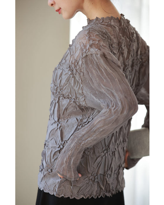 インナー使いにオススメ。花レリーフシアーカットソートップス