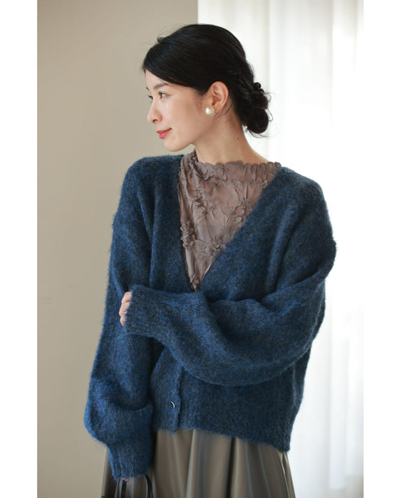 インナー使いにオススメ。花レリーフシアーカットソートップス