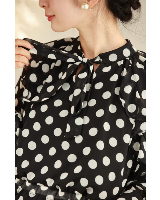 踊るランダム裾フリルのドットミディアムワンピース