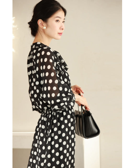 踊るランダム裾フリルのドットミディアムワンピース