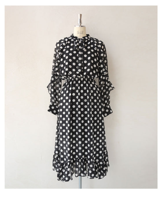 踊るランダム裾フリルのドットミディアムワンピース