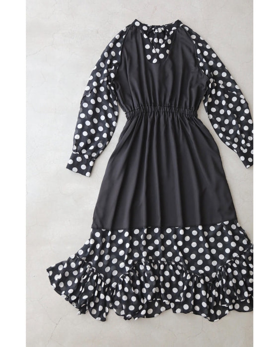 踊るランダム裾フリルのドットミディアムワンピース