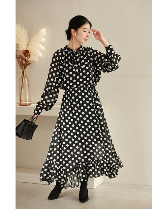 踊るランダム裾フリルのドットミディアムワンピース