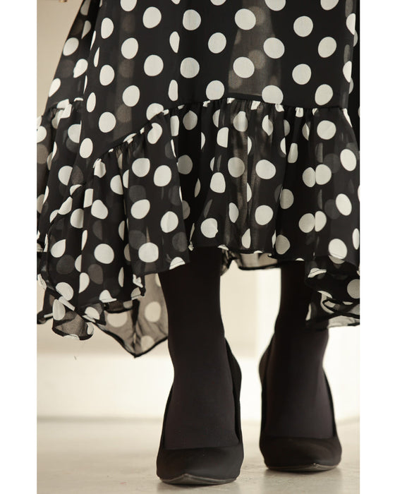 踊るランダム裾フリルのドットミディアムワンピース