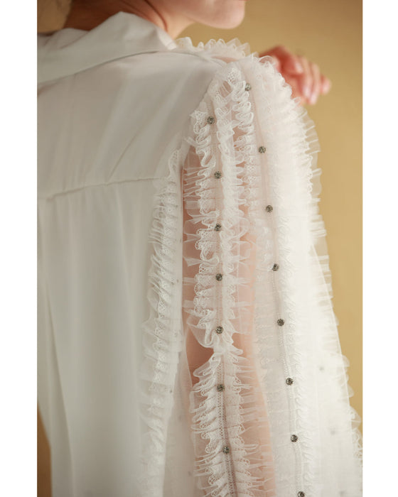 たっぷりフリルとビジュー流れるシアーブラウストップス