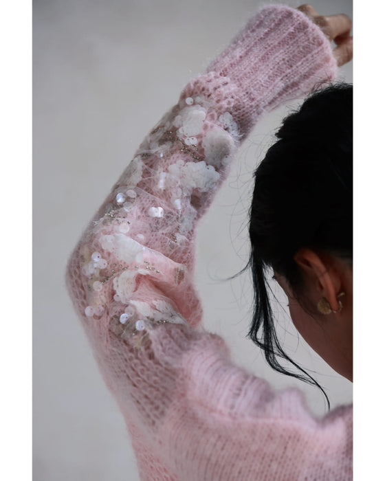 スパンコールが煌めくデコレーションチュールのニットプルオーバートップス