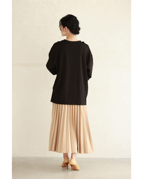 A pullover top with three-dimensional rose lace that brightens up the décolletage