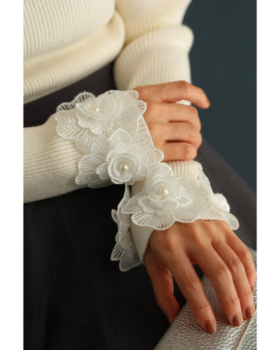 囲む花コサージュのリブニットカットソートップス