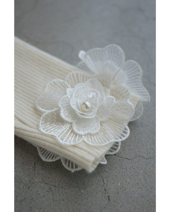 囲む花コサージュのリブニットカットソートップス