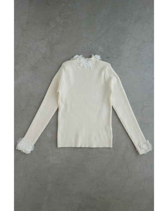 囲む花コサージュのリブニットカットソートップス