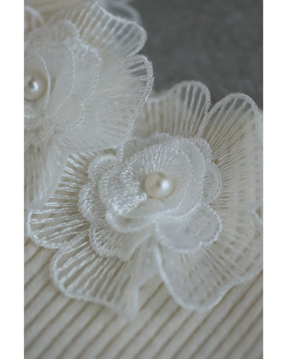 囲む花コサージュのリブニットカットソートップス