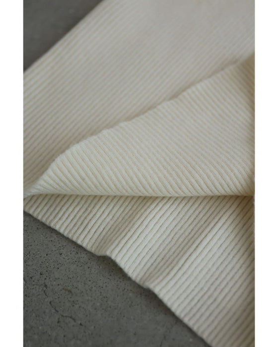 囲む花コサージュのリブニットカットソートップス