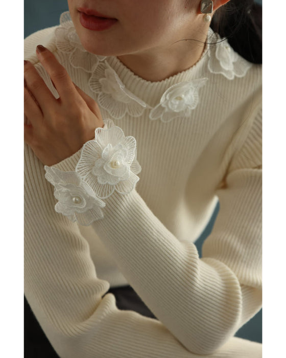 囲む花コサージュのリブニットカットソートップス