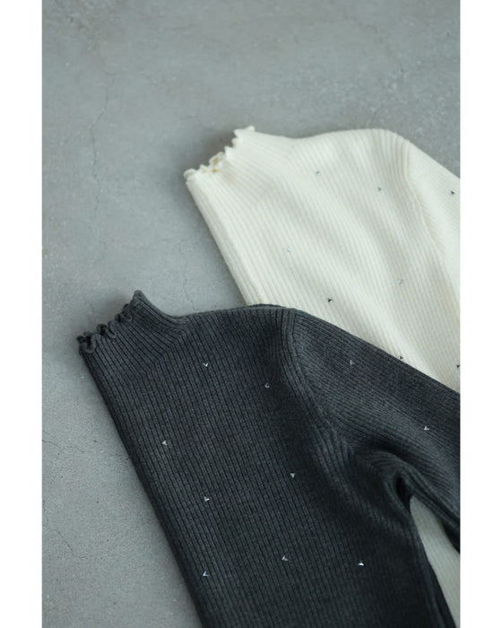 トライアングルのビジュー輝くリブカットソートップス