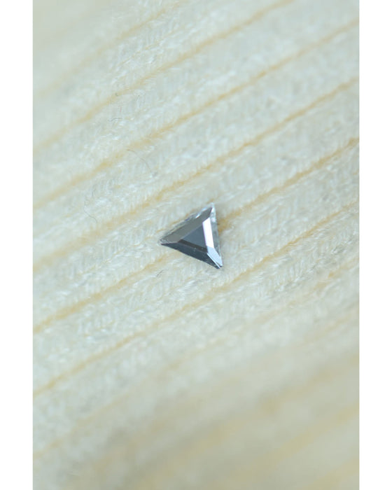 トライアングルのビジュー輝くリブカットソートップス