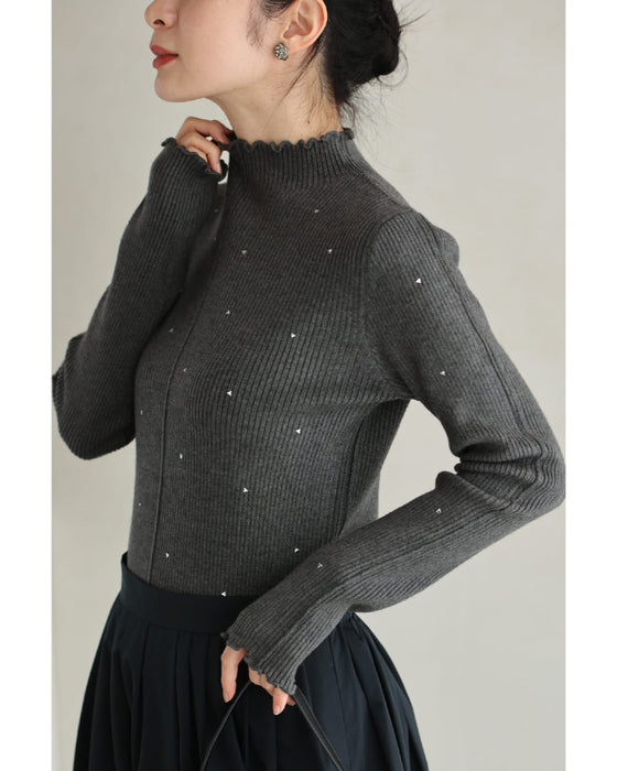 トライアングルのビジュー輝くリブカットソートップス