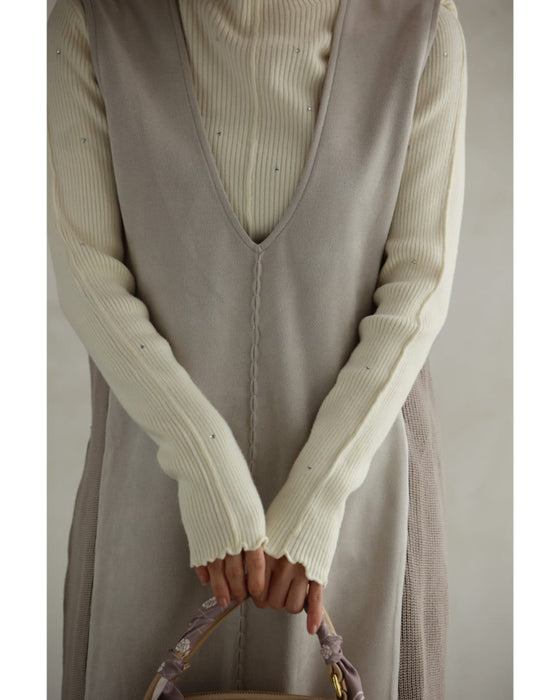 トライアングルのビジュー輝くリブカットソートップス