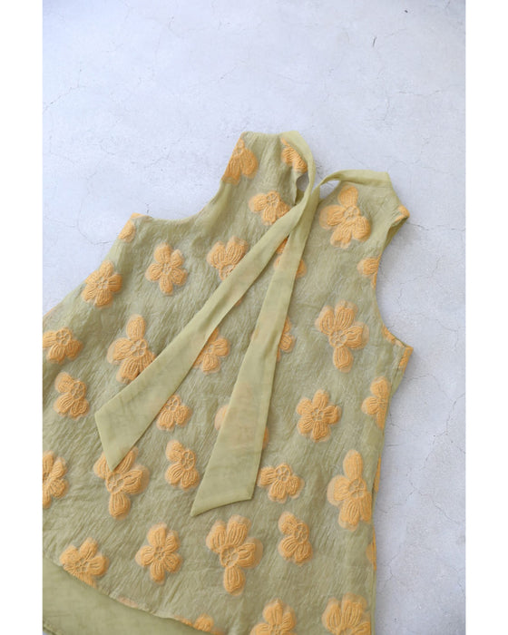 浮かび上がる花刺繍の重なるベールチュニック