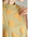 浮かび上がる花刺繍の重なるベールチュニック