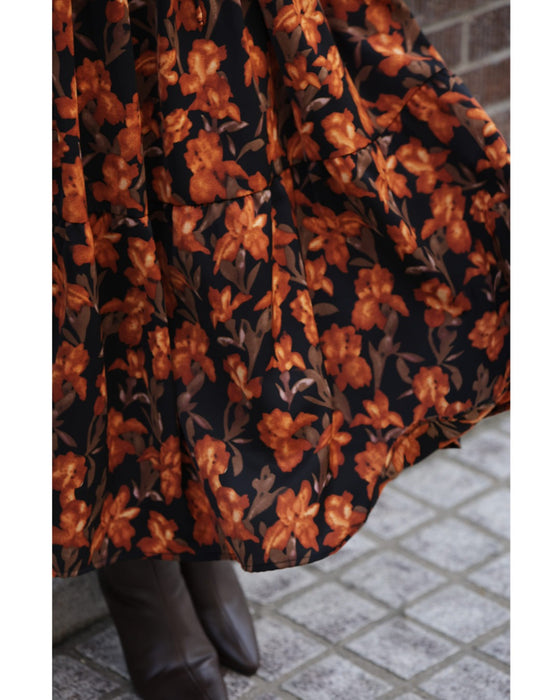 【予約商品】灯色の花が広がるティアードミディアムワンピース(紐ベルト付き)