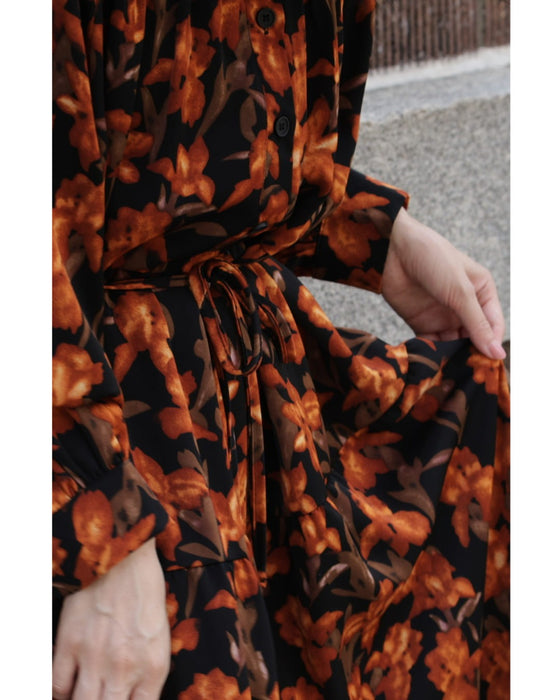 【予約商品】灯色の花が広がるティアードミディアムワンピース(紐ベルト付き)