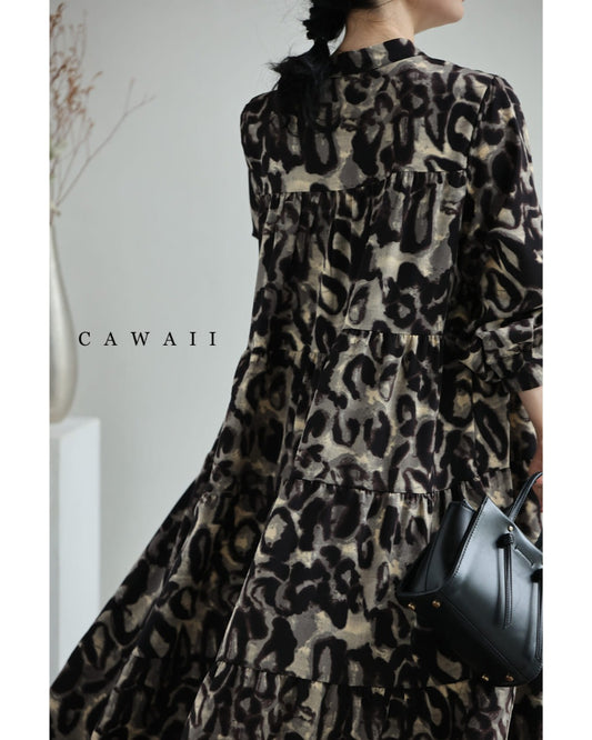 ゆったりと広がるアニマル柄ミディアムワンピース（紐ベルト付き）