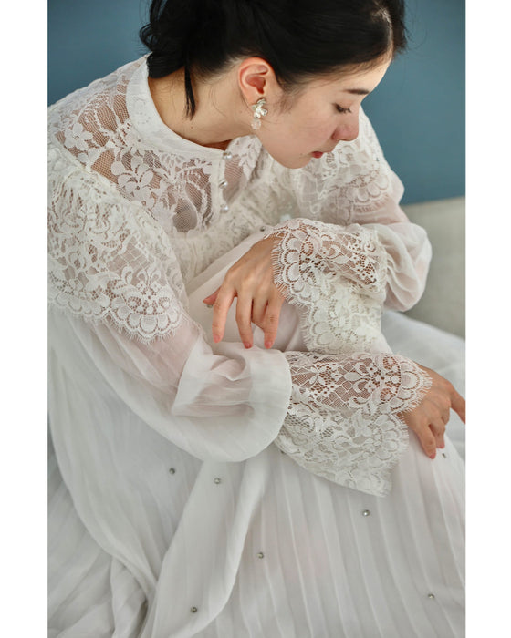 ぐるり囲むレースのビジュープリーツロングワンピース(パールベルト付き)