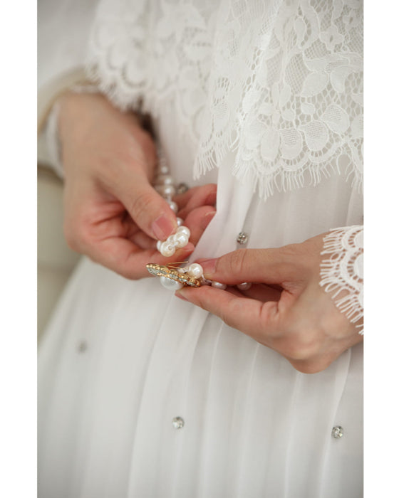 ぐるり囲むレースのビジュープリーツロングワンピース(パールベルト付き)