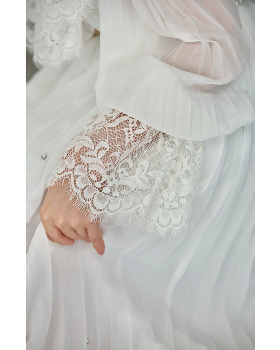 ぐるり囲むレースのビジュープリーツロングワンピース(パールベルト付き)