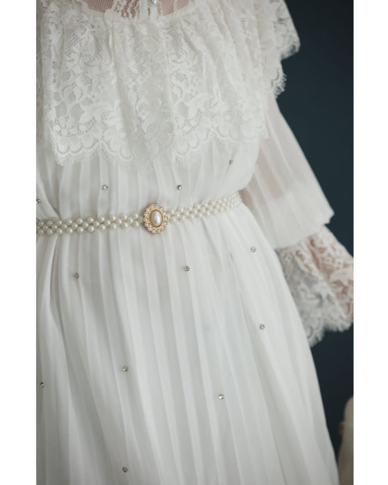 ぐるり囲むレースのビジュープリーツロングワンピース(パールベルト付き)