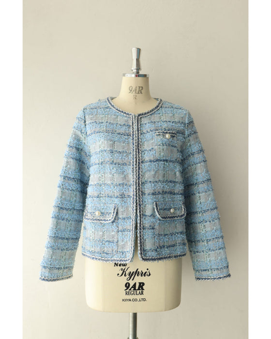 気分も晴れやかな空色ツイードジャケット