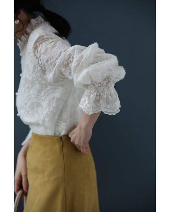 煌めくビジューネックの刺繍シアーブラウストップス