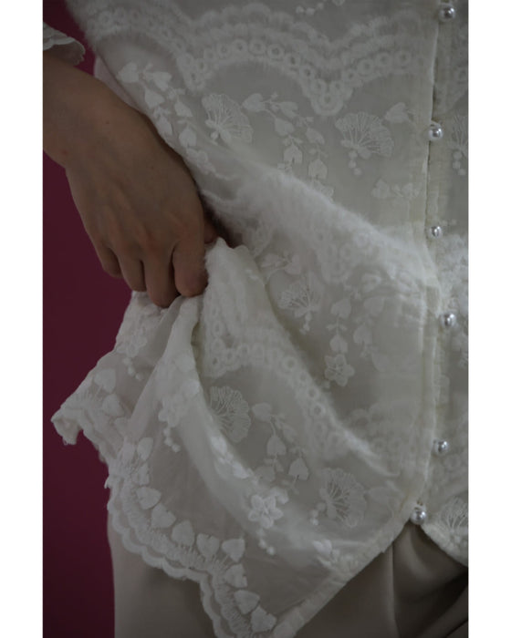 煌めくビジューネックの刺繍シアーブラウストップス