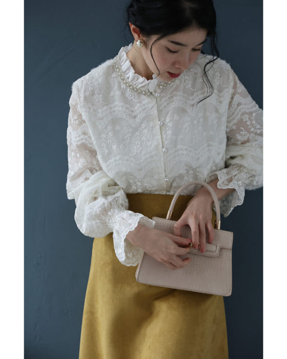 煌めくビジューネックの刺繍シアーブラウストップス