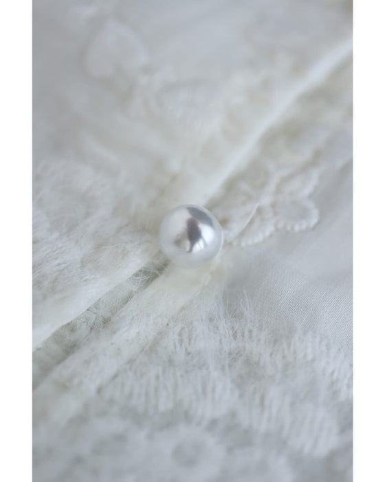 煌めくビジューネックの刺繍シアーブラウストップス