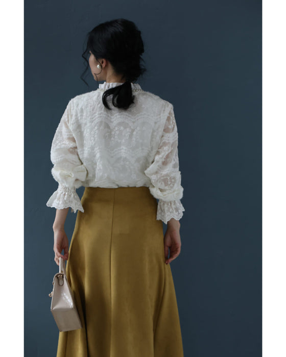 煌めくビジューネックの刺繍シアーブラウストップス